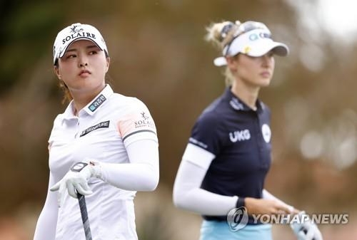 세계랭킹 1위 자리를 바꾼 고진영과 넬리 코다.<br /> [AFP/게티이미지=연합뉴스]