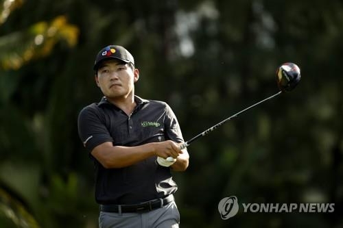 공의 방향을 쫓는 강성훈.<br /> [AFP/게티이미지=연합뉴스]