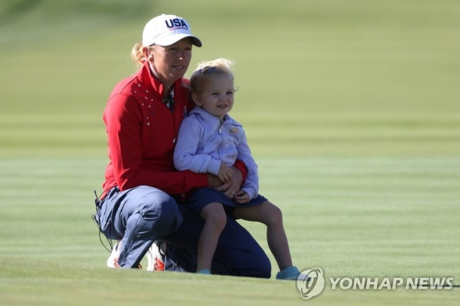 지난해 9월 솔하임컵에 미국 팀 부단장으로 참가했던 스테이시 루이스<br /> [게티이미지/AFP=연합뉴스]