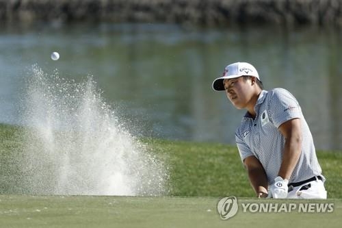 벙커 탈출을 시도하는 이경훈<br /> [게티이미지/AFP=연합뉴스]