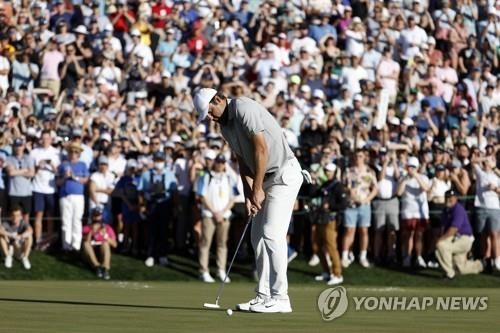 셰플러의 버디 퍼트 장면<br /> [AFP/게티이미지=연합뉴스]<br /> <br />