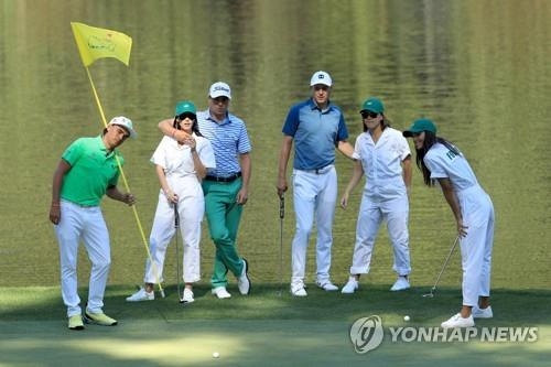 마스터스 파3 콘테스트에 캐디로 나선 선수들과 아내, 여자친구들.<br /> [AFP/게티이미지=연합뉴스]