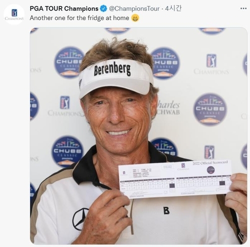 스코어카드 들고 미소 짓는 랑거<br />[PGA 챔피언스투어 트위터 캡처]