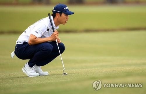 그린을 살피는 배상문.<br />[AFP/게티이미지=연합뉴스]