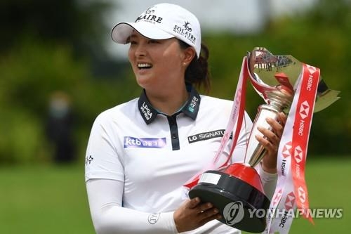 우승 트로피를 들고 기뻐하는 고진영.[AFP=연합뉴스]