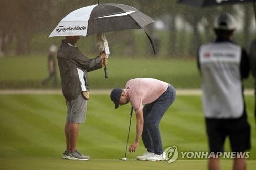 경기위원이 정해준 위치에 드롭하는 버거.<br />[AP=연합뉴스]