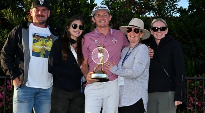 캐머런 스미스가 15일 플레이어스 챔피언십에서 우승을 차지한 뒤 가족과 함께 기쁨을 나누고 있다. [PGA 투어]