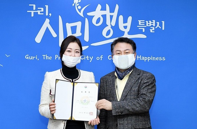 <br />(구리=연합뉴스) 안승남(오른쪽) 경기 구리시장이 지난 21일 프로 골프 선수 배경은 씨에게 홍보대사 위촉장을 준 뒤 기념 촬영을 하고 있다. [구리시 제공]