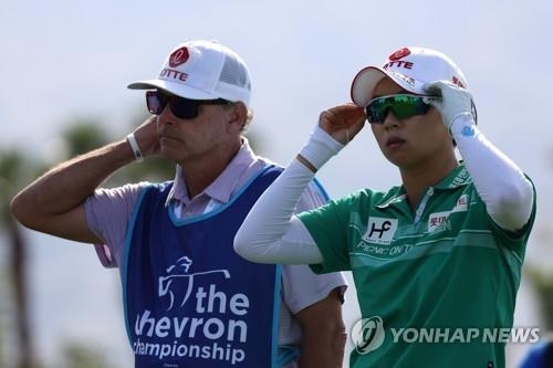 캐디와 함께 코스를 바라보는 김효주.<br />[AFP/게티이미지=연합뉴스]