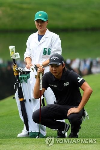 동생 이민우의 캐디로 나선 이민지.<br />[AFP/게티이미지=연합뉴스]<br /><br />