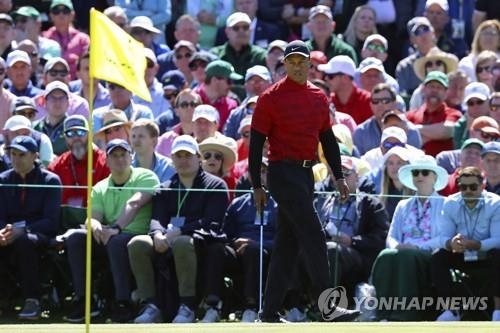 구름 관중을 몰고 다닌 타이거 우즈.[AP=연합뉴스]