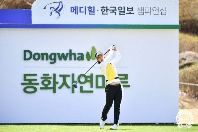 박지영이 15일 경기 여주 페럼CC에서 열린 한국여자프로골프(KLPGA) 투어 메디힐-한국일보 챔피언십 2라운드 1번 홀에서 티샷하고 있다. <br />[KLPGA 제공]