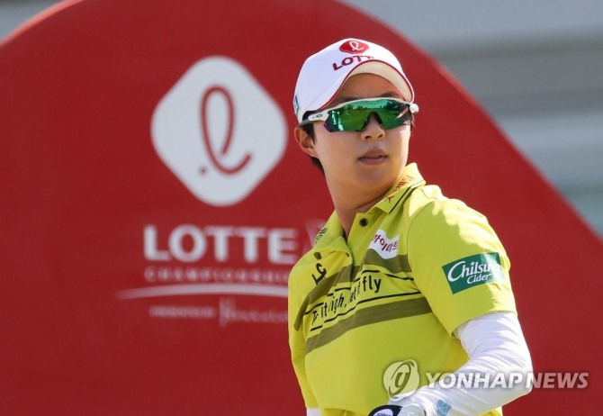 김효주가 14일(현지시간) 하와이 오하우섬 에바비치 호아칼레이CC에서 열린 2022 미국여자프로골프(LPGA) 투어 롯데 챔피언십 2라운드 5번 홀에서 티샷 후 타구를 확인하고 있다. <br />[대홍기획 제공]