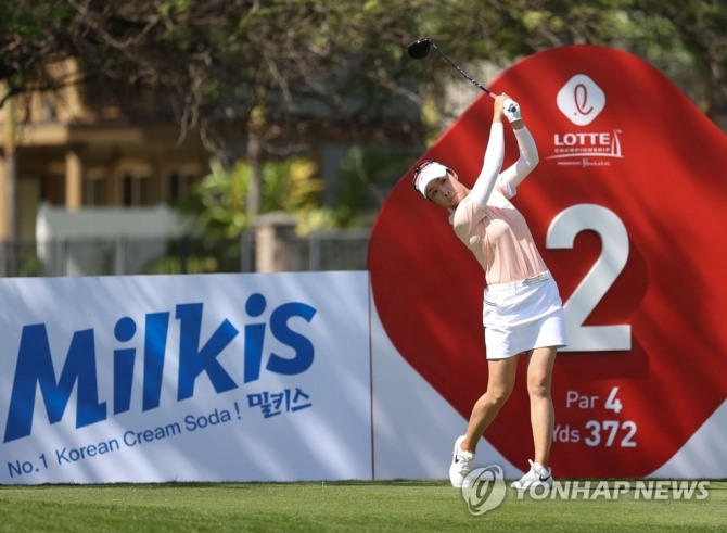 강혜지가 14일(현지시간) 하와이 오하우섬 에바비치 호아칼레이CC에서 열린 2022 미국여자프로골프(LPGA) 투어 롯데 챔피언십 2라운드 2번 홀에서 티샷하고 있다. <br />[대홍기획 제공]