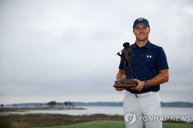 RBC 헤리티지 우승 트로피 든 조던 스피스<br />[게티이미지/AFP=연합뉴스]<br /><br />