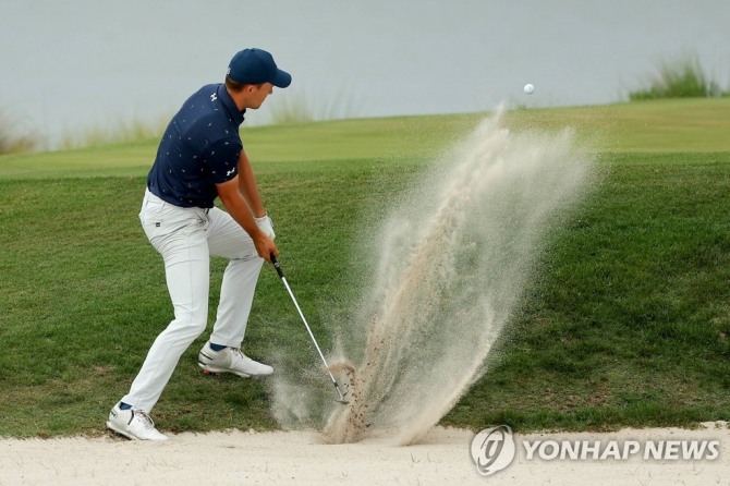 스피스의 연장전 벙커샷 장면<br />[게티이미지/AFP=연합뉴스]