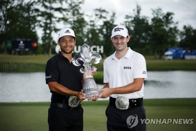 우승 트로피 든 쇼펄레와 캔틀레이(왼쪽부터)<br />[게티이미지/AFP=연합뉴스]<br /><br />