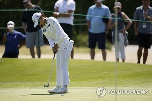 4라운드 1번 홀에서 퍼트를 하는 고진영<br />[AP=연합뉴스]