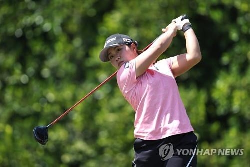 2번 홀에서 티샷을 치는 하타오카 나사<br />[게티이미지/AFP=연합뉴스]