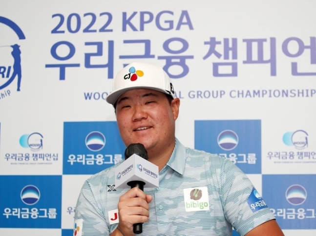 10일 경기 여주 페럼CC에서 열린 2022 KPGA 우리금융 챔피언십 포토콜에서 임성재가 인터뷰를 하고 있다. [KPGA 제공]