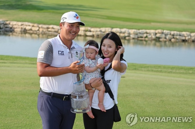 아내, 딸과 함께 포즈를 취한 이경훈<br />[AFP=연합뉴스]<br /><br />