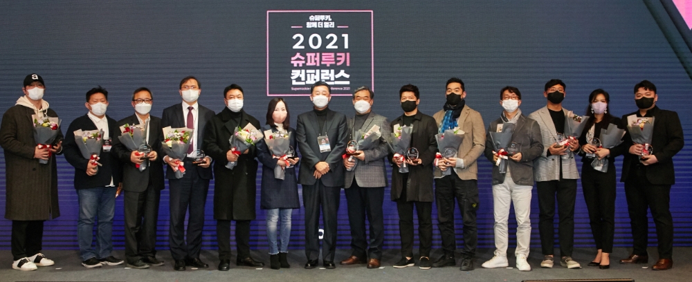 [비욘드포스트 포토] ‘SBA 슈퍼루키 기업 총동문회' 협업 활성화 부문수상자... - 뉴스 썸네일 이미지