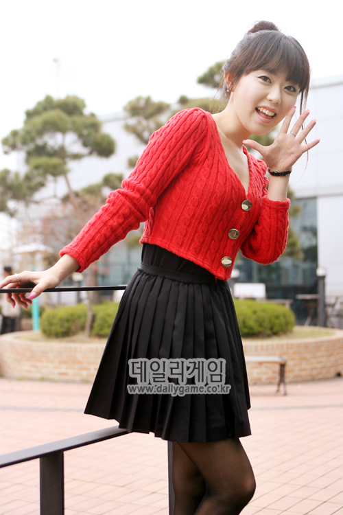 미녀 게임자키 레나 "워해머 재미에 푹 빠졌어요"