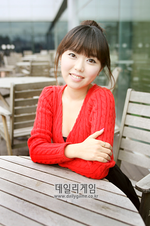 미녀 게임자키 레나 "워해머 재미에 푹 빠졌어요"