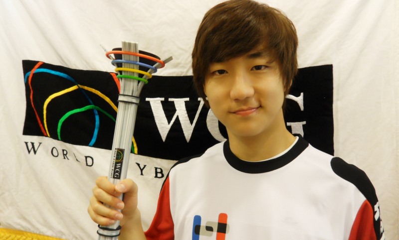 WCG 2010, 한국 성화 봉송 대표 이제동에게 전달