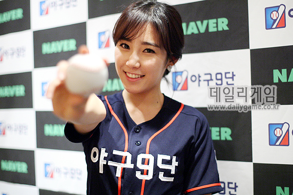 최희 아나운서 "야구9단 꼭 대박나길..."