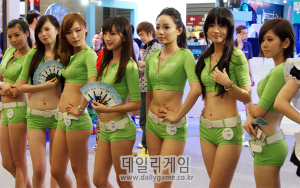 차이나조이, 게임 시연보다 부스걸 미모 경쟁에 주력