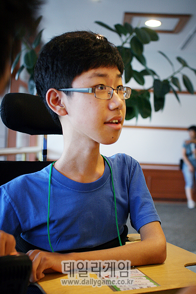 희귀병 '근이영양증' 김동환군 "게임으로 세상과 소통"