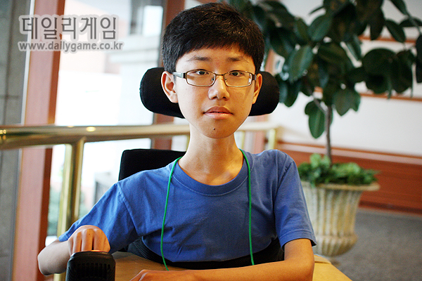 희귀병 '근이영양증' 김동환군 "게임으로 세상과 소통"