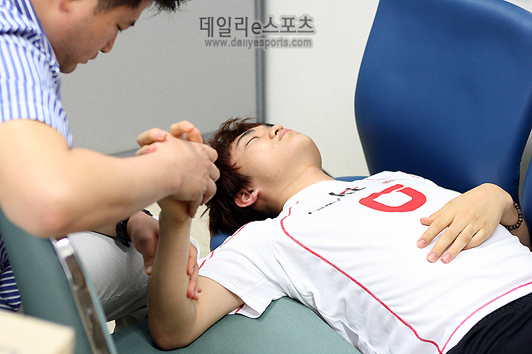 이영호 오른팔 수술 위해 입원