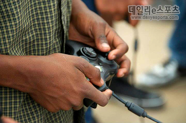 콜라병 대신 컨트롤러 든 '부시맨'