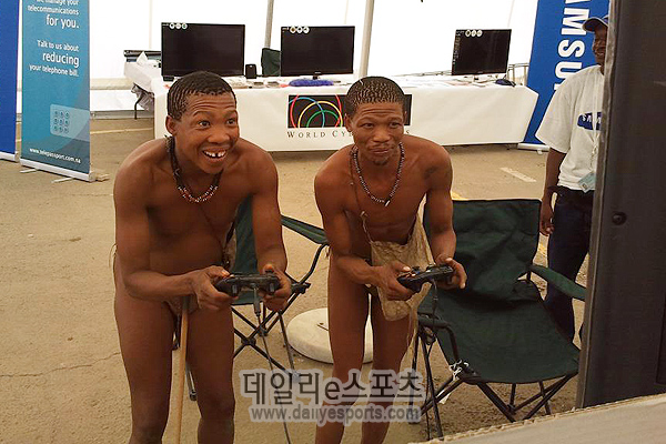 콜라병 대신 컨트롤러 든 '부시맨'