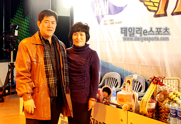 부모님과 팬들이 함께 준비한 이영호 데뷔 5주년