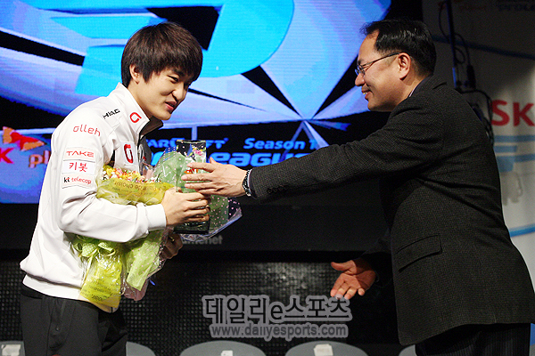 이영호 세 번째 다승왕-정규시즌 MVP 동시 석권
