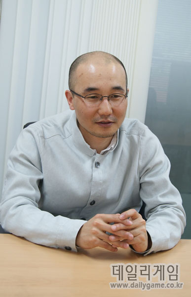 라이브플렉스 문현수 본부장 "'퀸스블레이드'에 여자만 나오는 이유는요"