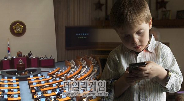 시민단체 스마트폰 오남용 금지법 청원… 시대적 착오 발상 지적