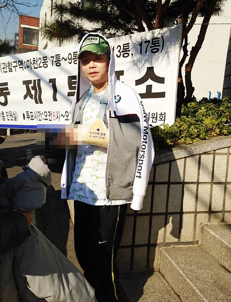 '부러진 양손 대신 입으로 투표' 게임업계 종사자 화제