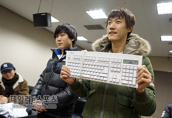 '허영무 키보드' 입찰 경쟁 과열로 경매 중단