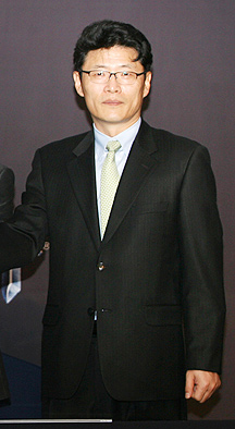협회장사 내려 놓은 SK텔레콤, 향후 거취는?