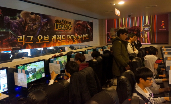 확대된 LOL PC방 토너먼트 인기 '하늘 찌르네'