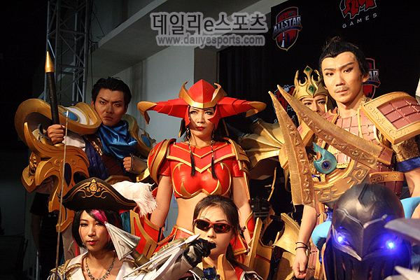 대륙의 LOL 코스프레는 스케일이 다르다!