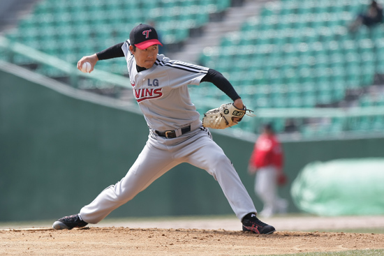 ▲지난31일경기에서시즌2승을신고한신정락.사진│LG트윈스