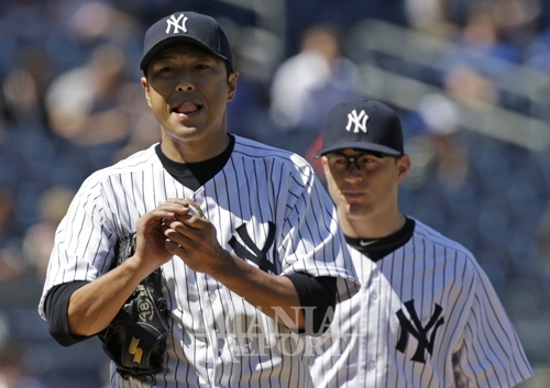 ▲20일(한국시간)열린LA다저스와뉴욕양키스의더블헤더첫번째경기.선발투수히로키구로다와2회무사1,2루서보내기번트를한데이비드애덤스.사진