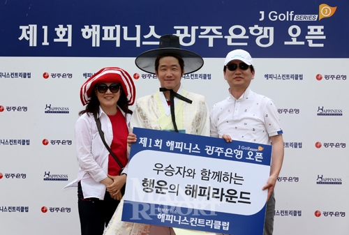 ▲해피니스광주은행오픈우승자강경남(가운데)과함께라운드할아마추어조용윤(46.오른쪽)씨.사진