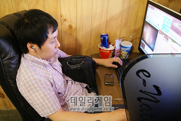 ◇만 24시간이 지난 직후 촬영한 모습. 그동안 섭취한 음식물의 잔재와 가방을 도난당하지 않기 위해 꼭 안고 있는 모습이 안쓰럽다