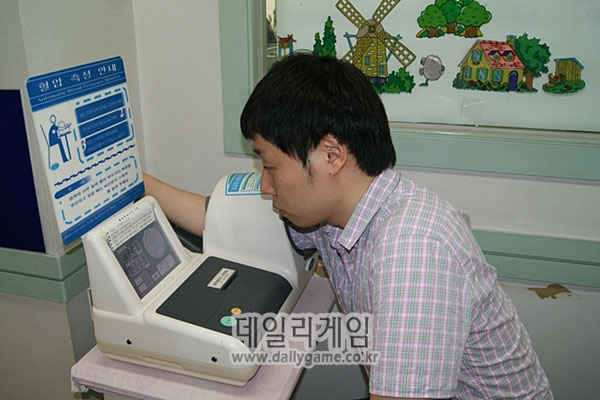 ◇PC방 체험에 앞서 혈압을 재고 있다.